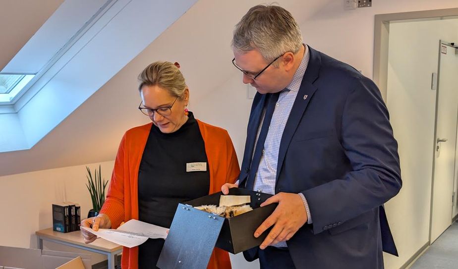 Gleichstellungsbeauftragten des Landkreises Rotenburg (wümme), Katja Wesse, und Landrat Marco Prietz begutachten erste Hinweise.