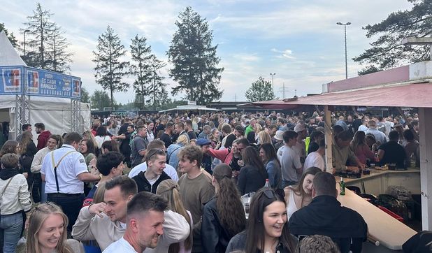 Beim Day Drinking auf der Partywiese der Discothek Haase stehen Musik, kühle Getränke und Sommerstimmung im Mittelpunkt.