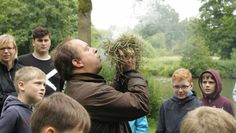 Museumsmitarbeiter Lothar Safier zeigt den Jugendlichen, wie man in der Steinzeit Feuer gemacht hat.