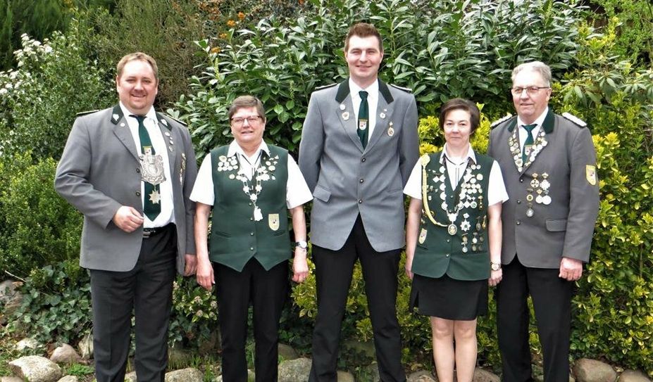 Die amtierende Königsfamilie freut sich auf ein schönes Schützenfest mit vielen Gästen.