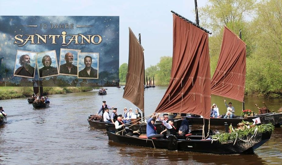 Mit guter Stimmung fahren die Torfkähne die Besucher:innen zum Konzert.