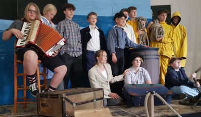 Die Schüler:innen der Waldorfschule Lindenstraße bei ihrer Probe des Stücks „Das Schiff Esperanza“.