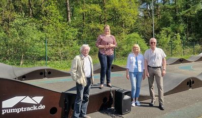 Bürgermeisterin Christina Jantz-Herrmann (erhöht) hat die neune Pumptrackbahn eröffnet.