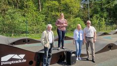 Bürgermeisterin Christina Jantz-Herrmann (erhöht) hat die neune Pumptrackbahn eröffnet.
