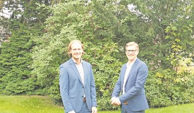 Matthias Binder (links) und Philipp-Sebastian Brosig unterstützen nun das Team des Kreiskrankenhauses. Foto: mf