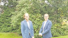 Matthias Binder (links) und Philipp-Sebastian Brosig unterstützen nun das Team des Kreiskrankenhauses. Foto: mf