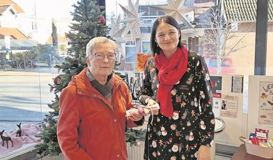 Anneliese Busch (links) freut sich über ihren Gewinn.