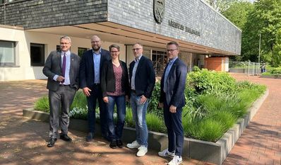 Landrat Marco Prietz (v. li.), Patrick Monsees, Gesa Weiss, York Schmelter und Amtsleiter Gerd Hachmöller vor dem Bremervörder Kreishaus.