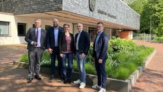 Landrat Marco Prietz (v. li.), Patrick Monsees, Gesa Weiss, York Schmelter und Amtsleiter Gerd Hachmöller vor dem Bremervörder Kreishaus.