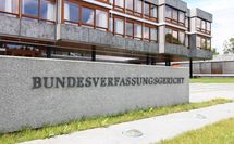Das Bundesverfassungsgericht erkennt das ungeborene Leben von der Empfängnis an als eigenständiges, vom Grundgesetz geschütztes Rechtsgut an. Doch die Menschenwürde gilt für es nicht absolut.
