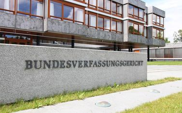 Das Bundesverfassungsgericht erkennt das ungeborene Leben von der Empfängnis an als eigenständiges, vom Grundgesetz geschütztes Rechtsgut an. Doch die Menschenwürde gilt für es nicht absolut.