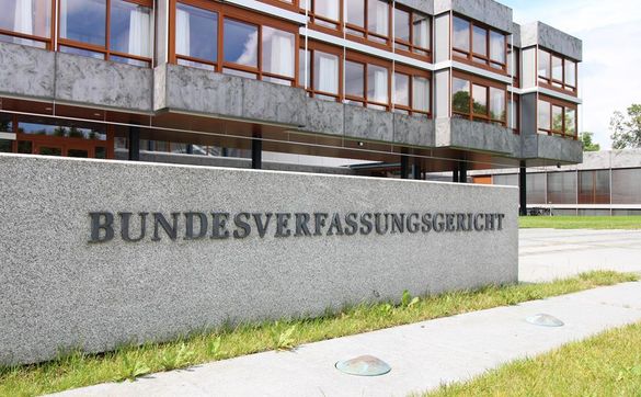 Das Bundesverfassungsgericht erkennt das ungeborene Leben von der Empfängnis an als eigenständiges, vom Grundgesetz geschütztes Rechtsgut an. Doch die Menschenwürde gilt für es nicht absolut.