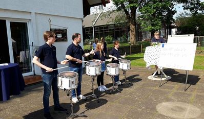 Auftritt mit Snare-Drums beim Frühlingsfest.