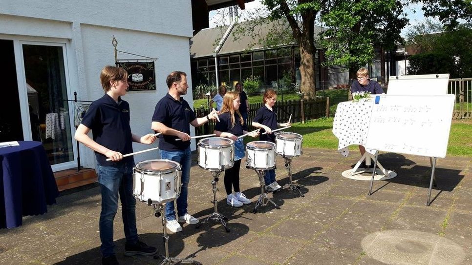 Auftritt mit Snare-Drums beim Frühlingsfest.