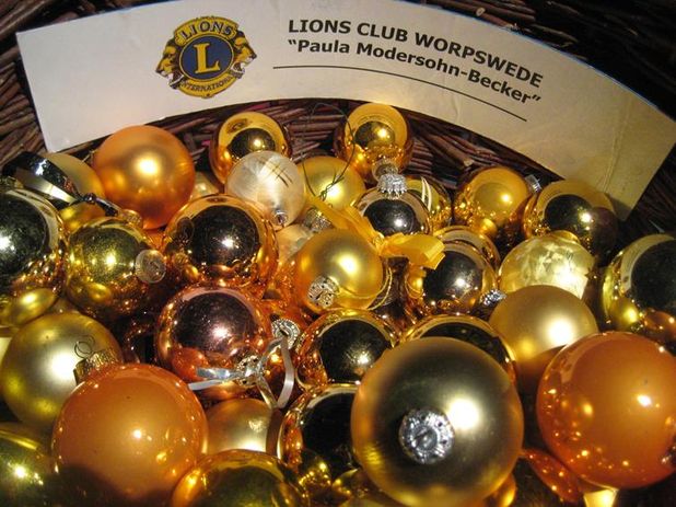 Worpswede. Von Anette Zühlke (Lions Worpswede)
Der Lions Club Worpswede „Paula Modersohn-Becker“ bittet um Unterstützung in Form von Weihnachtsbaumkugeln. Auch in diesem Jahr möchte der Club an die Tradition für den guten Zweck anknüpfen und freut sich über jede Spende. Die gespendeten Weihnachtsbaumkugeln können beim Osterholzer Anzeiger, Bahnhofstraße 58, Osterholz-Scharmbeck und beim Bremervörder Anzeiger, Alte Straße 73, Bremervörde abgegeben werden. Der Lions Club bedankt sich bereits im Voraus herzlich für die Mithilfe der Bevölkerung und freut sich auf zahlreiche Spenden, die zum Weihnachtsmarkt in der Music Hall vom 5. bis 7.Dezember angeboten werden.
Für weitere Informationen steht der Lions Club Worpswede „Paula Modersohn-Becker“ unter lions-worpswede.de zur Verfügung.