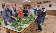 Beim „Kreativ-Angebot“ in Hollen kam bereits weihnachtliche Stimmung bei allen Teilnehmerinnen auf.