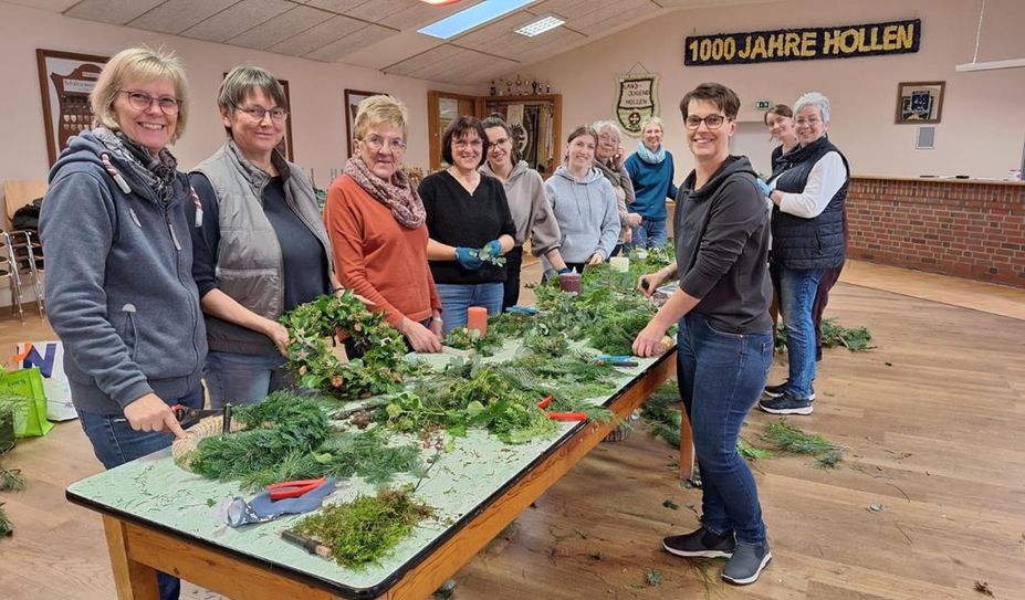 Beim „Kreativ-Angebot“ in Hollen kam bereits weihnachtliche Stimmung bei allen Teilnehmerinnen auf.