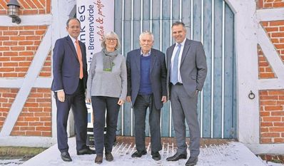 Jan Mackenberg (li.) und Michael Kersting (re.) von der Volksbank mit Brunhilde Mangels und Siegfried O. Stolle.