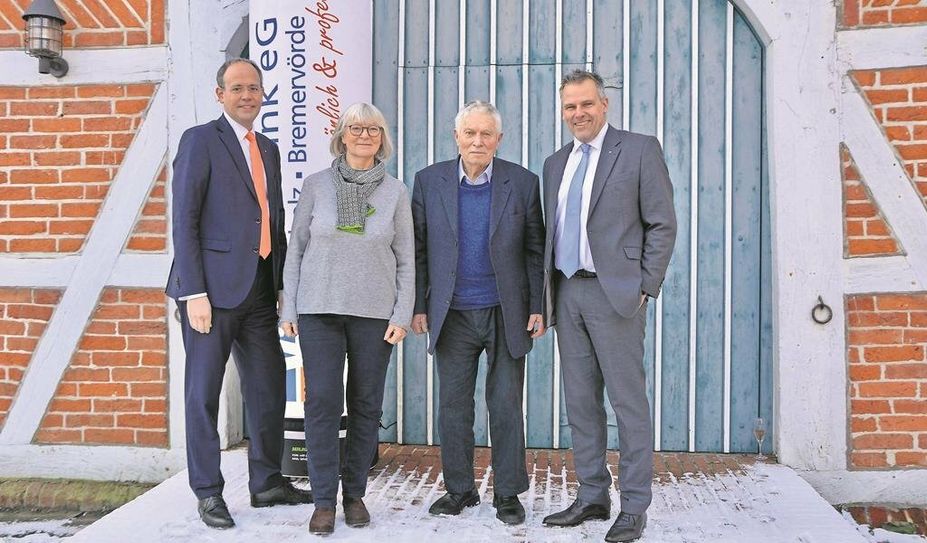 Jan Mackenberg (li.) und Michael Kersting (re.) von der Volksbank mit Brunhilde Mangels und Siegfried O. Stolle.