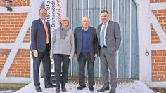 Jan Mackenberg (li.) und Michael Kersting (re.) von der Volksbank mit Brunhilde Mangels und Siegfried O. Stolle.