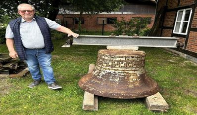 Johann Burfeind und die Glocke, die bei ihm eingelagert war.