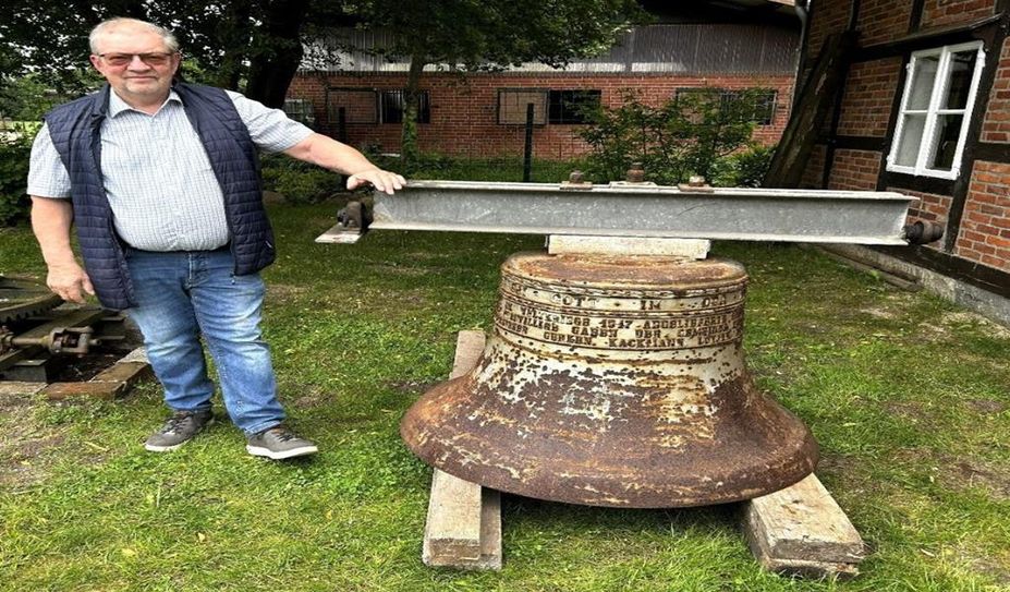Johann Burfeind und die Glocke, die bei ihm eingelagert war.