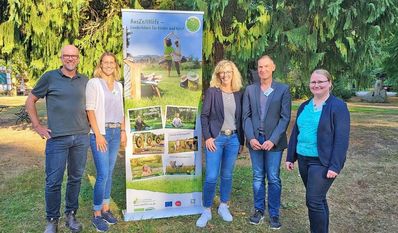 Udo Fischer (v. li.), Vivien Ortmann, Martina Warnken, Thorsten Milenz und Sabine Arndt sind glücklich über den erfolgreichen Abschluss des Projektes „AusZeitHöfe“ und blicken motiviert in die Zukunft für die Ausweitung auf ganz Niedersachsen.