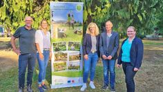 Udo Fischer (v. li.), Vivien Ortmann, Martina Warnken, Thorsten Milenz und Sabine Arndt sind glücklich über den erfolgreichen Abschluss des Projektes „AusZeitHöfe“ und blicken motiviert in die Zukunft für die Ausweitung auf ganz Niedersachsen.