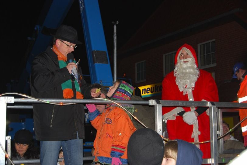Ein Highlight des Hamberger Weihnachtsmarktes ist die Verlosung. Während des Marktes können noch viele Lose und ja vielleicht auch einer der tollen Gewinne ergattert werden.  Fotos: Archiv