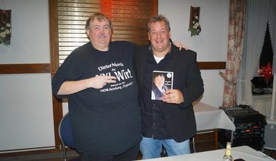 XXL-Wirt Dieter Murck wurde bei der Buchvorstellung von seinem Freund, dem Musiker Sascha Loudovici, unterstützt.