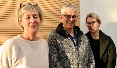 (v. l.) Sabine Wieczorkowsky Sönke Zöllner und Sonja Oelfke vom SOS-Kinderdorf Worpswede.