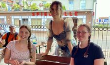 (v. l.) Die Darstellerinnen Rebekka Monsees und Nevenka Wacker mit Acting-Coach Jessica von Kampen in einer Drehpause.