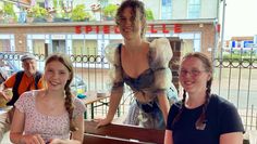 (v. l.) Die Darstellerinnen Rebekka Monsees und Nevenka Wacker mit Acting-Coach Jessica von Kampen in einer Drehpause.