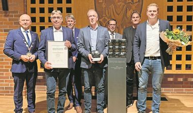 Bei der Preisverleihung (v. li.): Michael Hannebacher (Bürgermeister), Michael Butt (B), Marco Tulodetzki (Sparkasse), Michael Gerdau (G), Dr. Michael Schröder, Boris Thomas (Vorsitzender Wirtschaftsgilde) und Florian Schult (S).