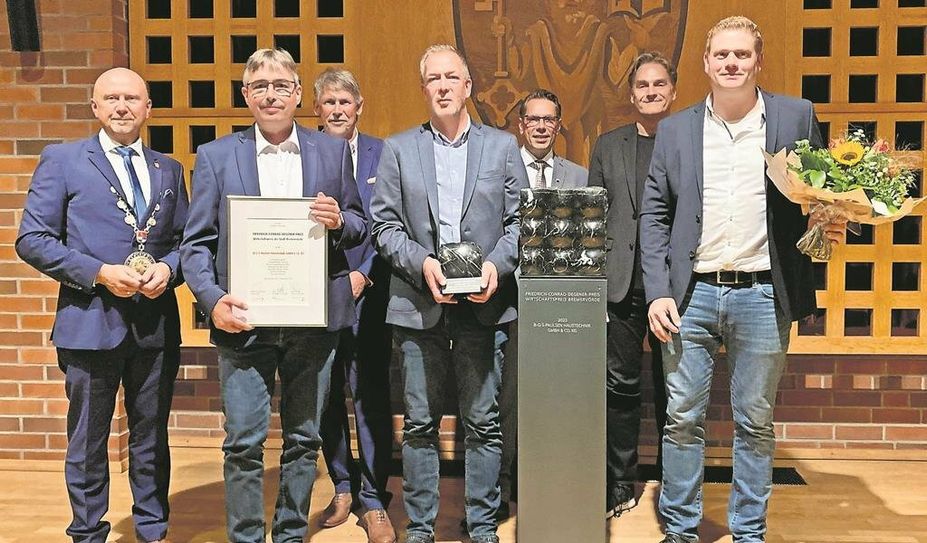 Bei der Preisverleihung (v. li.): Michael Hannebacher (Bürgermeister), Michael Butt (B), Marco Tulodetzki (Sparkasse), Michael Gerdau (G), Dr. Michael Schröder, Boris Thomas (Vorsitzender Wirtschaftsgilde) und Florian Schult (S).