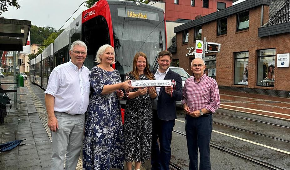 Manfred Lütjen (ehem. Geschäftsführer Wirtschaftsbetriebe Lilienthal), Claudia Wiest (Kaufmännische Vorständin BSAG), Tanja Stellmacher (Geschäftsführerin Wirtschaftsbetriebe Lilienthal), Kim Fürwentsches (Bürgermeister) und Willy Hollatz (ehem. Bürgermeister) feiern das 10-jährige Jubiläum der Linie 4.