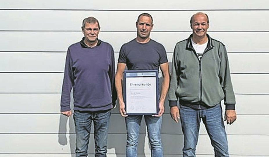 Rainer (li.) und Ralf Prigge (re.) sind stolz auf Marcel Stoops, der das Geschäft mit Rainer Prigge weiterführen will.