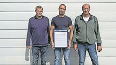 Rainer (li.) und Ralf Prigge (re.) sind stolz auf Marcel Stoops, der das Geschäft mit Rainer Prigge weiterführen will.