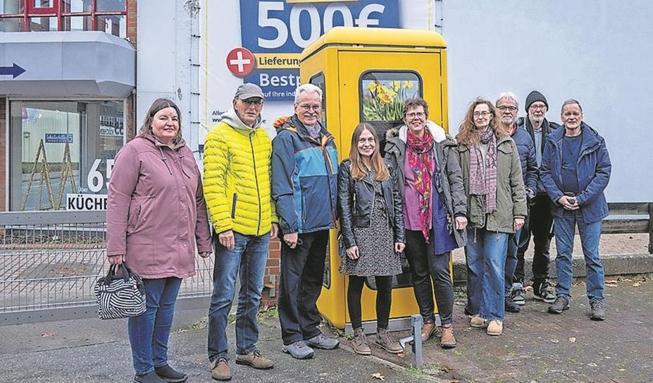 Die Mitglieder der Gruppe freuen sich, wenn sich die Bürger:innen Zeit nehmen, um ihre Werke in der Telefonzelle zu begutachten.
