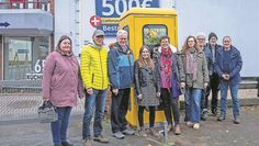 Die Mitglieder der Gruppe freuen sich, wenn sich die Bürger:innen Zeit nehmen, um ihre Werke in der Telefonzelle zu begutachten.