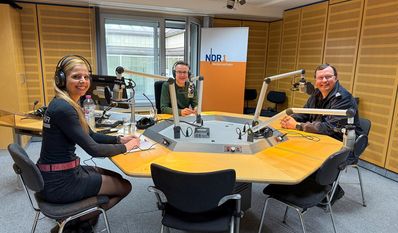(v. l.) Die Moderatoren Theresa Balzer und Torben Hildebrand zusammen mit Chris Hartmann im NDR-Aufnahmestudio.