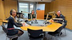 (v. l.) Die Moderatoren Theresa Balzer und Torben Hildebrand zusammen mit Chris Hartmann im NDR-Aufnahmestudio.