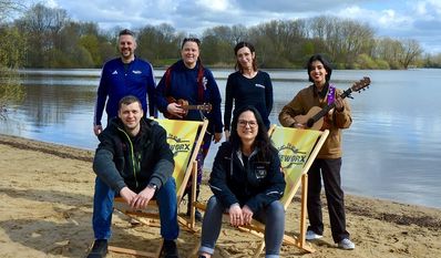 Freuen sich auf VördeWorx 2025: Das Organisationsteam sowie Thomas Witassek und die Sängerinnen Inga Wehnert und Armeel Hotaky (hinten rechts).