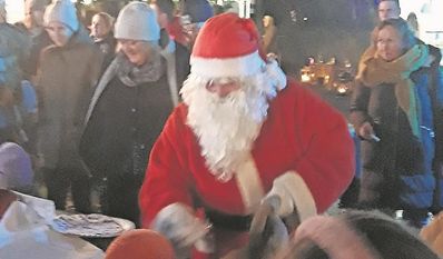 Der Weihnachtsmann hält in seinem Sack viele Überraschungen für die Kinder bereit.