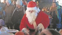 Der Weihnachtsmann hält in seinem Sack viele Überraschungen für die Kinder bereit.