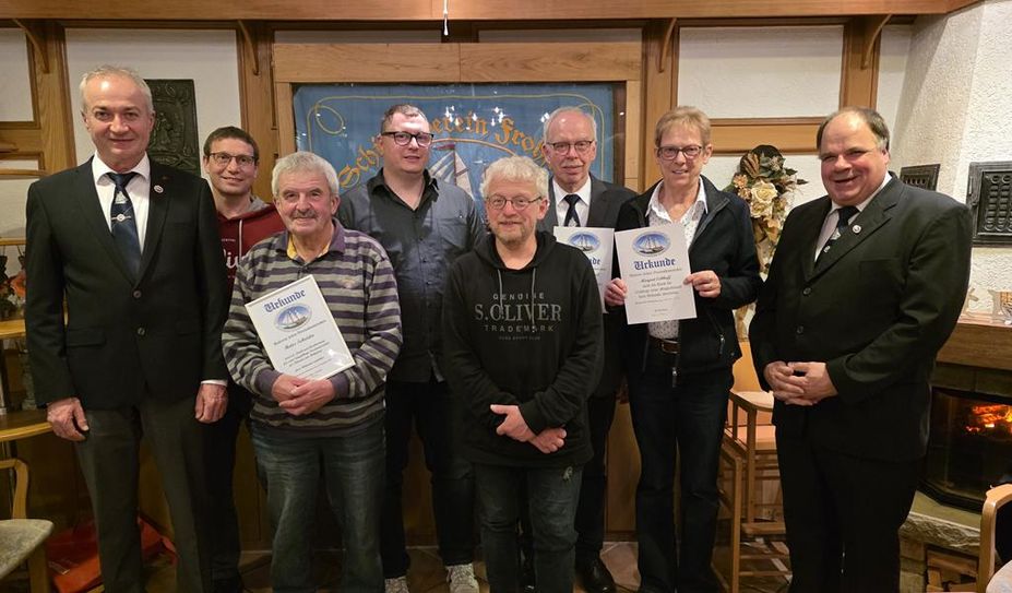 Die Mitglieder präsentieren stolz ihre Urkunden und freuen sich auf viele Aktivitäten im kommenden Jahr.