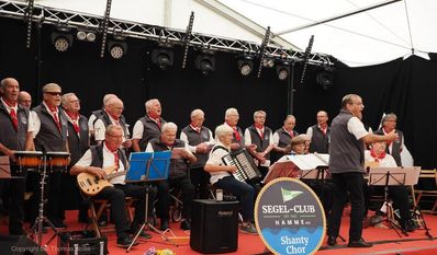 Der Shanty Chor des Segel-Club Hamme e. V. sorgt beim Frühschoppen für die passende Stimmung.