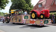 Ein buntes Programm mit Showeinlagen sorgt für gute Laune.