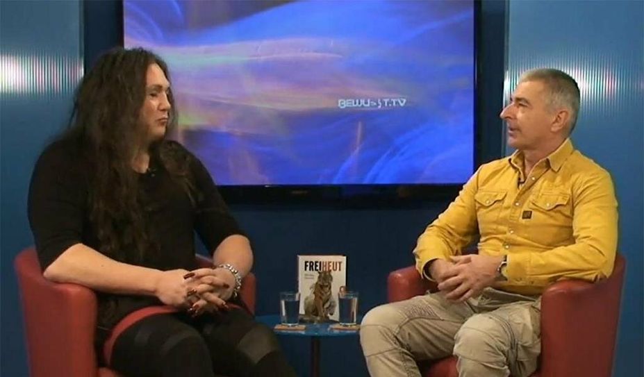 In dem Buch „Entwirrungen“ spricht er vom „Einfluss der Juden auf ihre Wirtsländer“ und bedient damit die antisemitische Vorstellung über Juden als Parasiten: Jo Conrad (rechts) mit Monika Donner.