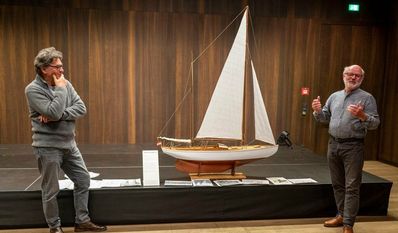 Jürgen Oltmann (rechts) steuerte das Modell der „Sowitasgoht V“ für die geplante Ausstellung zu Franz Plunders Atlantik-Überfahrt vor 100 Jahren bei. Foto: eb